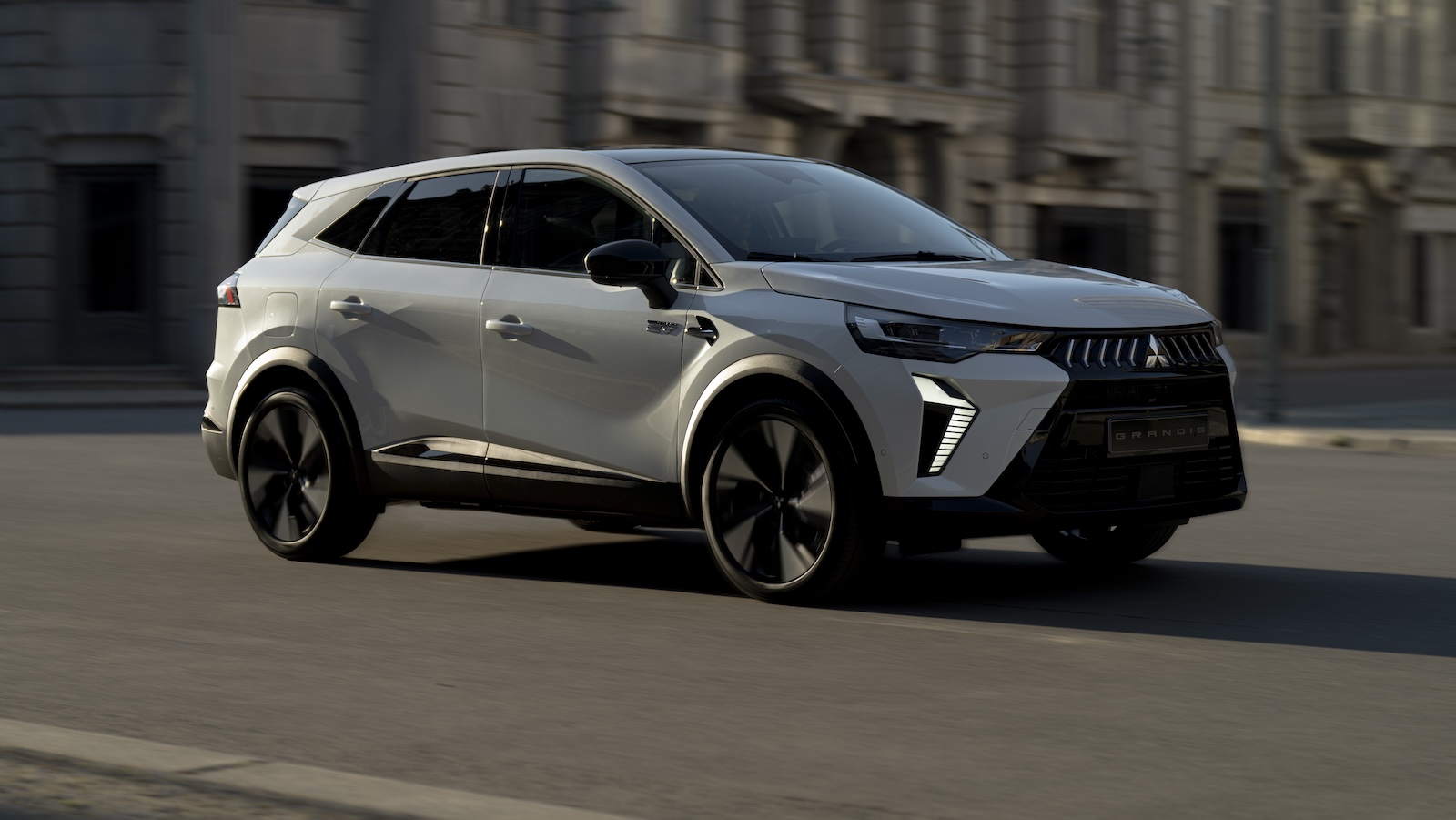 Νέο Mitsubishi Grandis: Υβριδικό Renault Symbioz με σήματα της Mitsubishi